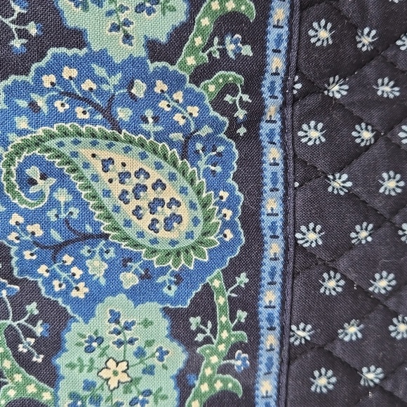 VERA BRADLEY. Paisley. Navy Blue. Floral. Garment Bag. Like New Condition! - Picture 4 of 16